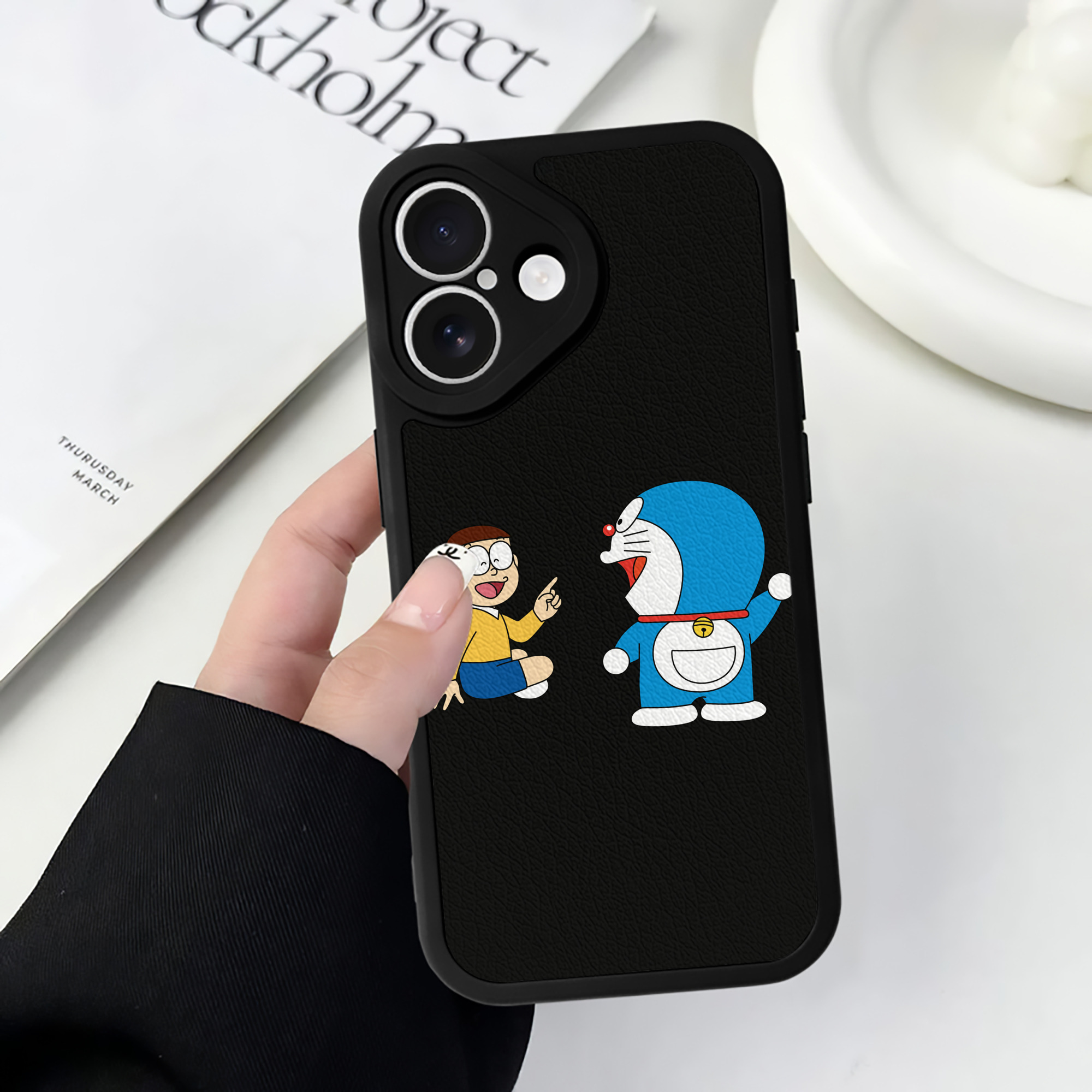 （画像用） ドラえもん Doraemon 【iPhone 16シリーズ対応】シリコンスマホケース（レザー調） 材質：シリコン